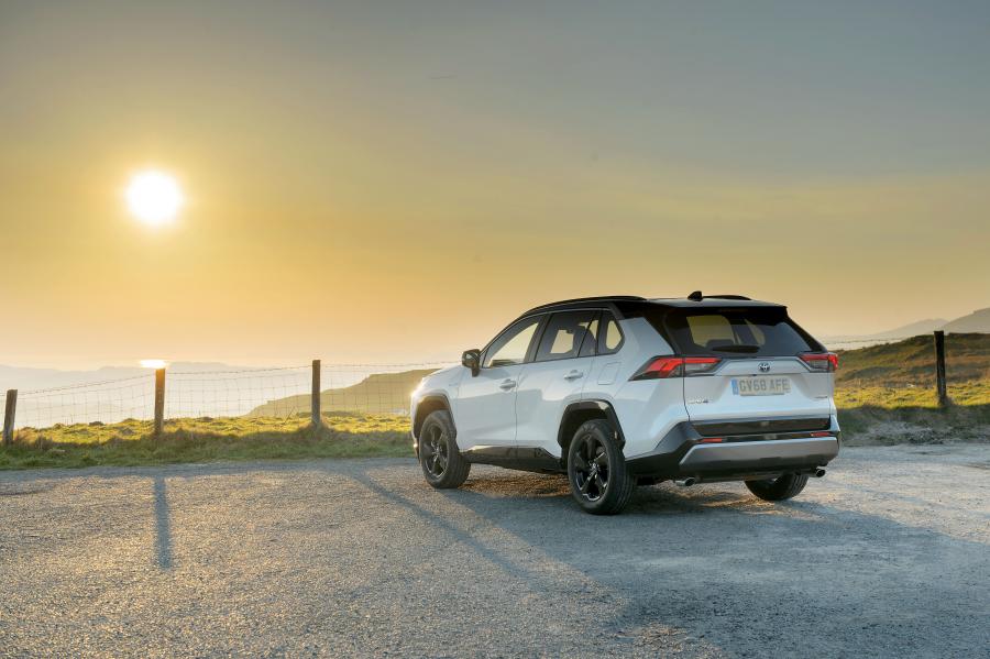  Toyota RAV4 Hybrid 2019 года  (UK) (фото 36 из 40)